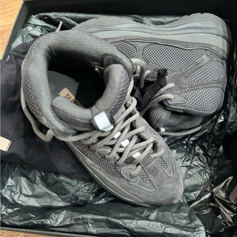 Yeezy Graphite Boot - Picture 3 of 5